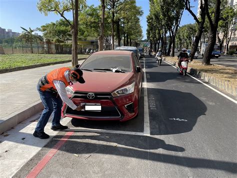 汽車 車牌|車輛故障停放於交流道口 男子下車熱舞指揮遭轟：超危險 